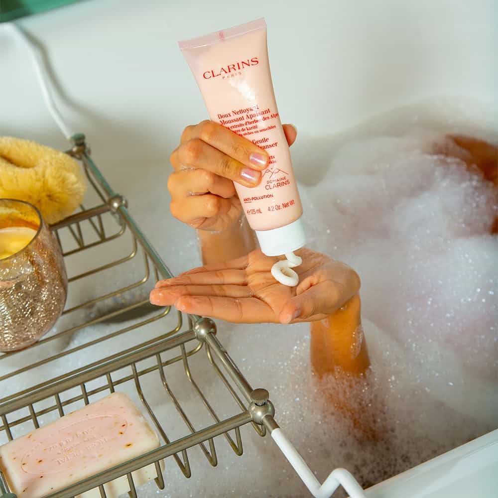 Clarins Soothing Gentle Foaming Cleanser_2000x غسول جنتل فومينج المهدئ للبشرة الحساسة من كلارنس - الصورة 1