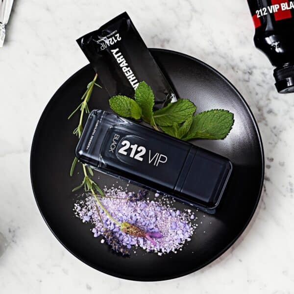 ⁦عطر 212 في آي بي بلاك من كارولينا هيريرا⁩ - الصورة ⁦1⁩