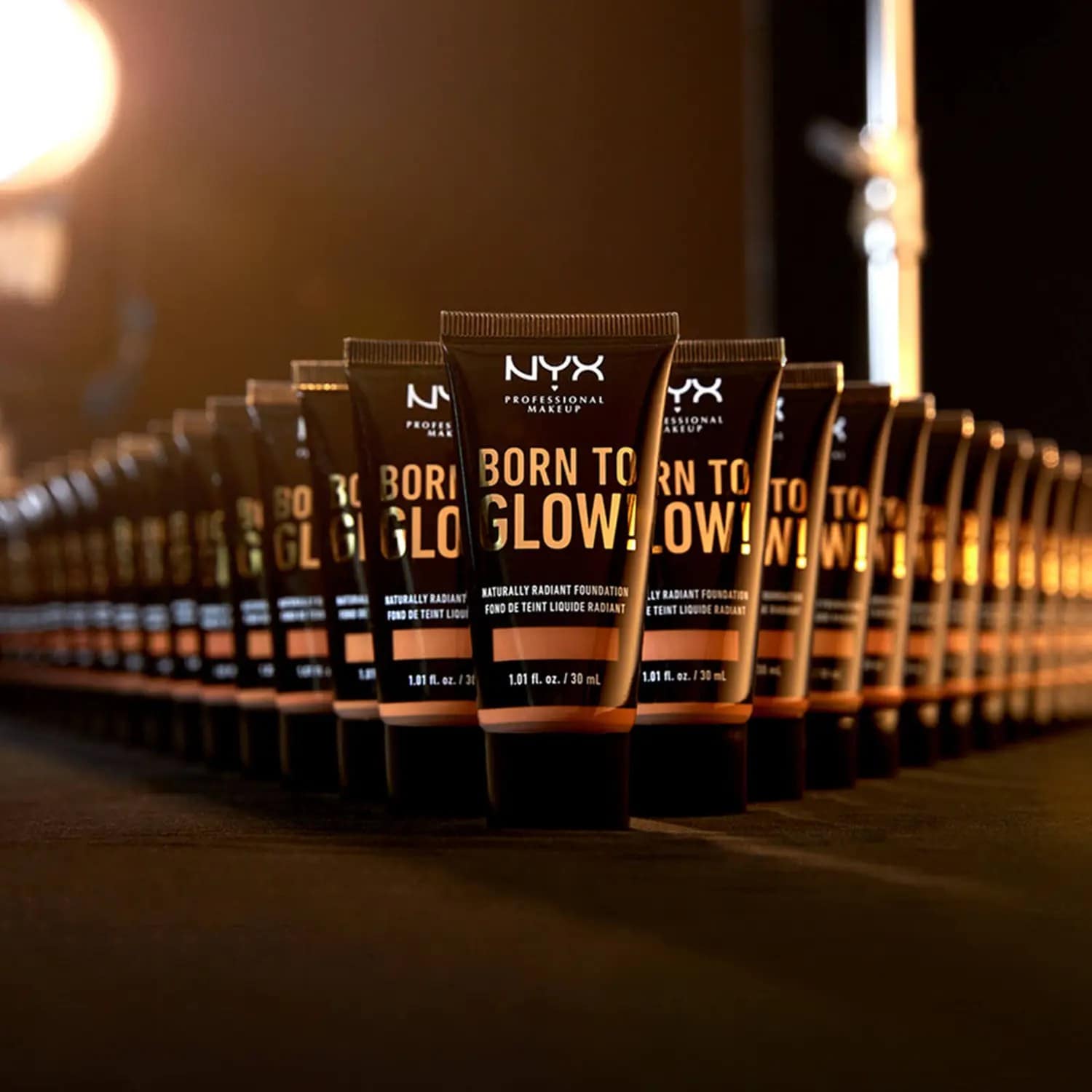 NYX Born To Glow Naturally Radiant Foundation كريم أساس بورن تو جلو من نيكس - الصورة 1